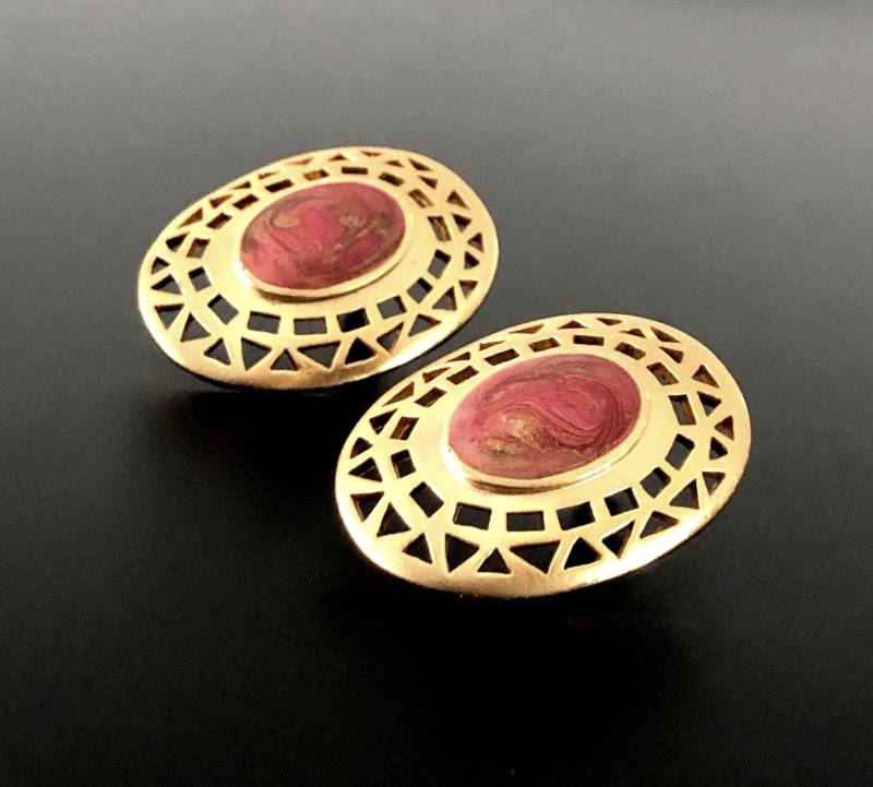 Einzigartig Schöne Ohrringe Cut-Out Design Edel Matt Vergoldete Swirl Emaillierte Vintage Ohrstecker, Selten Schön von VintageStarsParis