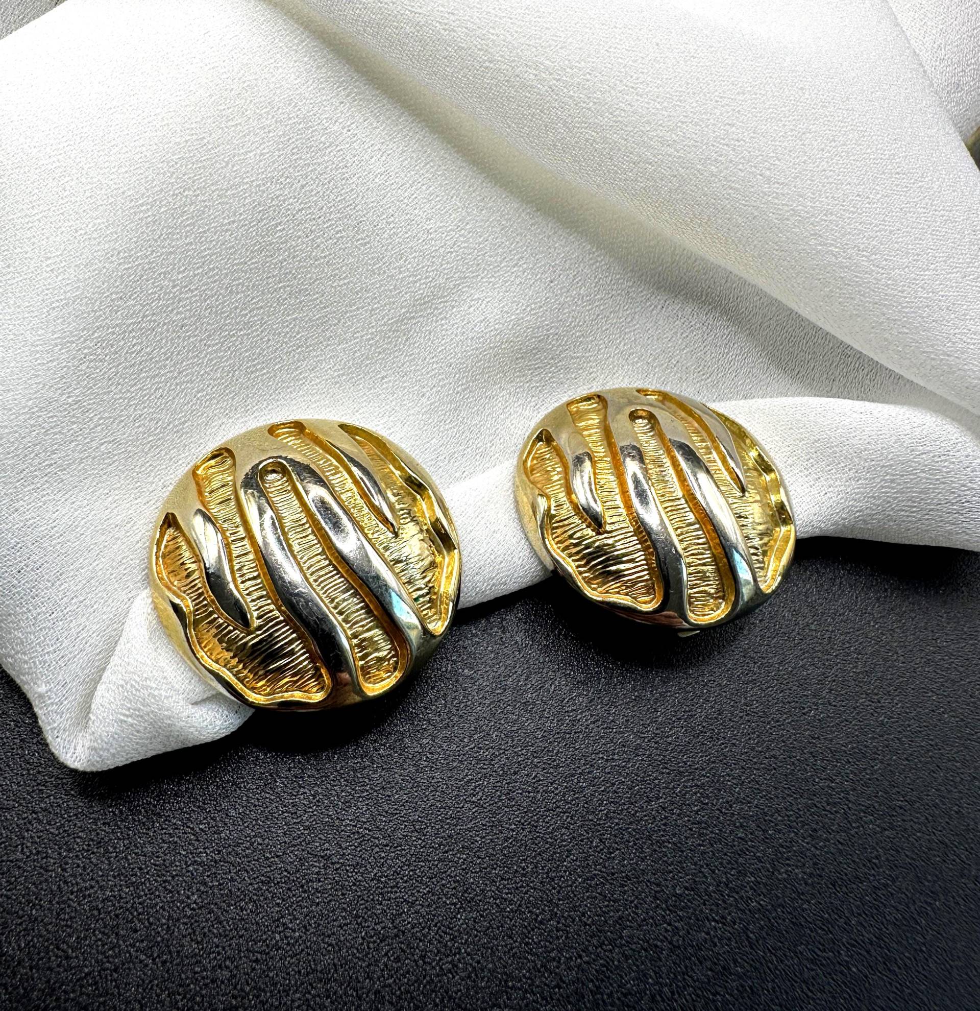 Elegante Vergoldete Ohrclips, Hochwertige Vintage 1980S Clip Ohrringe, Wellen Design Clips, 3 cm Ø von VintageStarsParis