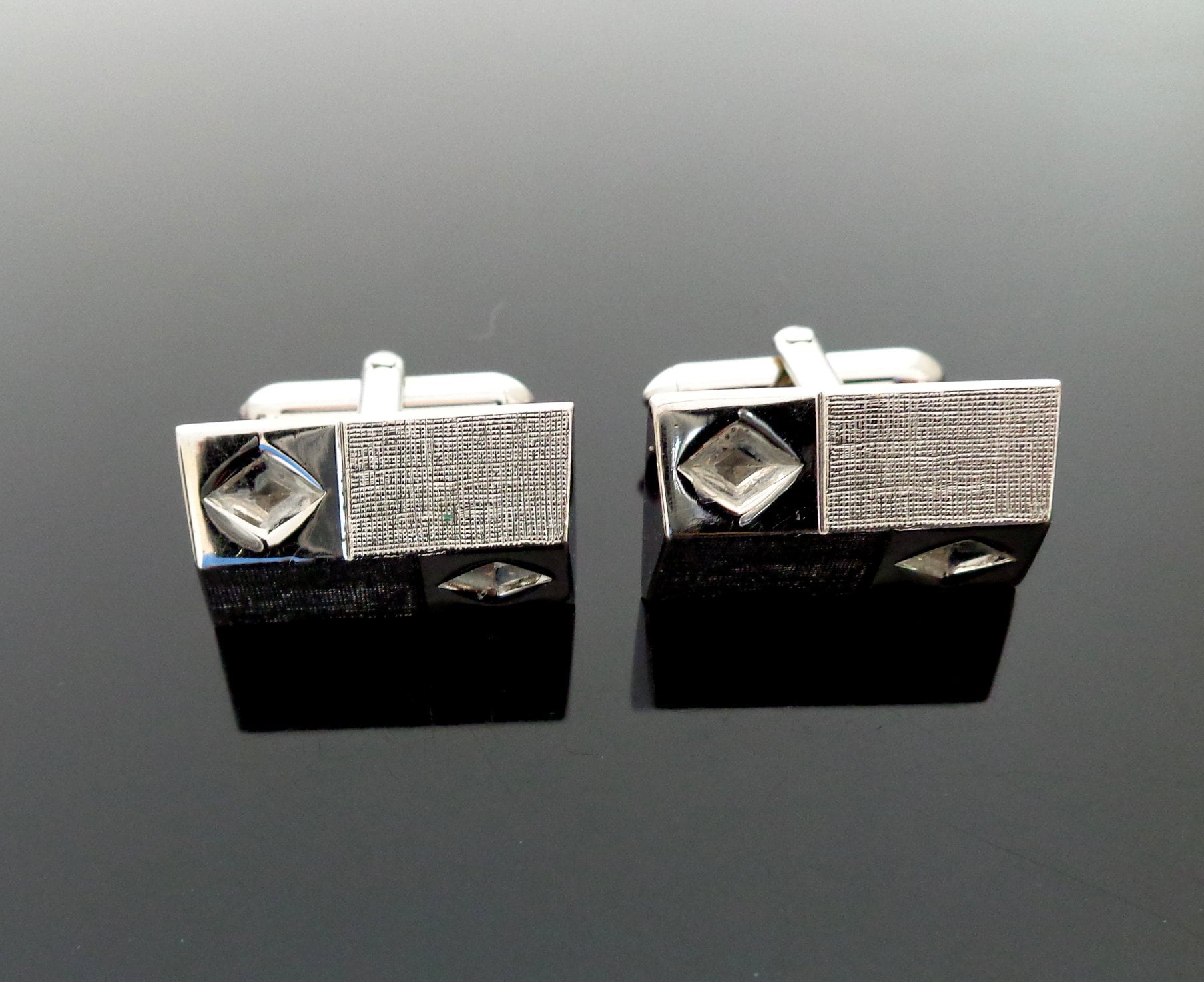 Elegante Vintage Manschettenknöpfe 1960S, Abstraktes Design Elegante Vintage Manschettenknöpfe 1960S, Abstraktes Design von VintageStarsParis