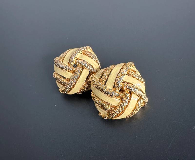 Emaillierte Ohrclips Vintage 1980S Elegante Clip Ohrringe, Geflochtenes Design Creme Beige Emailliert von VintageStarsParis
