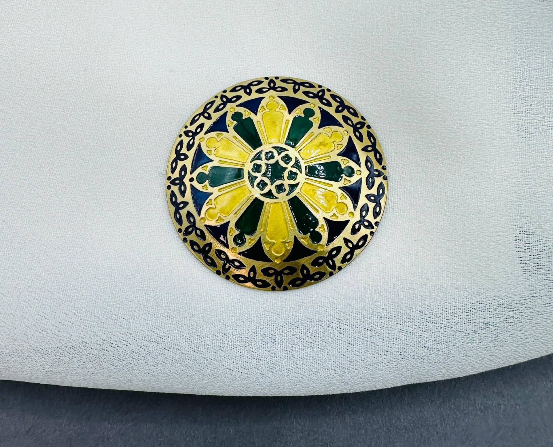 Emaillierte Vintage Brosche, Dunkelblau Und Dunkelgrün Emailliert 4.5 cm Ø von VintageStarsParis