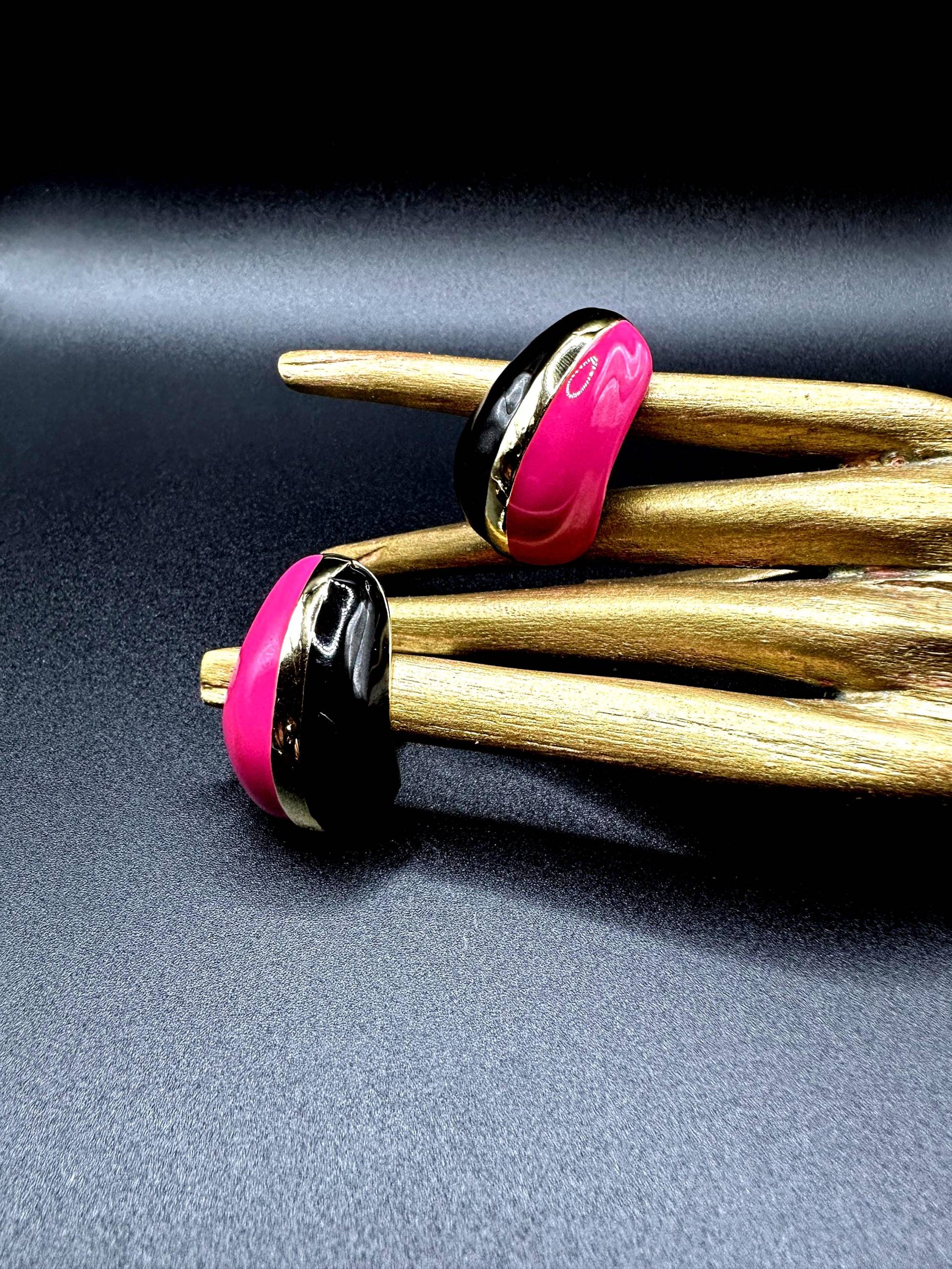 Extravagante 1980S Ohrclips Pink Und Schwarz Emaillierte, Vergoldete, Große Vintage 80S Clip Ohrringe, Elegante Blickfänger von VintageStarsParis
