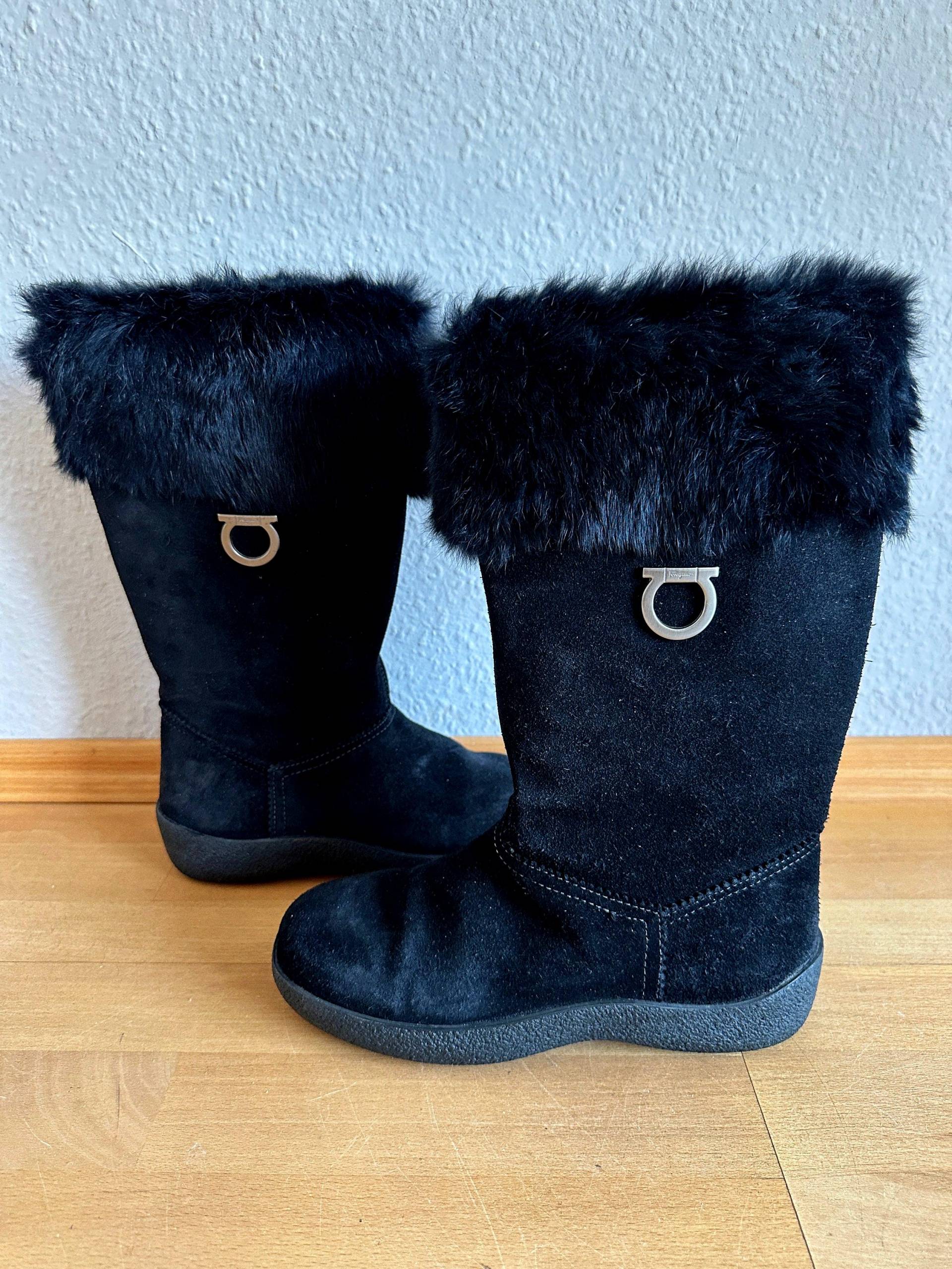 Ferregamo Damen Stiefel Luxus Winterstiefel Schwarzes Echtes Wildleder Mit Felleinsatz von VintageStarsParis