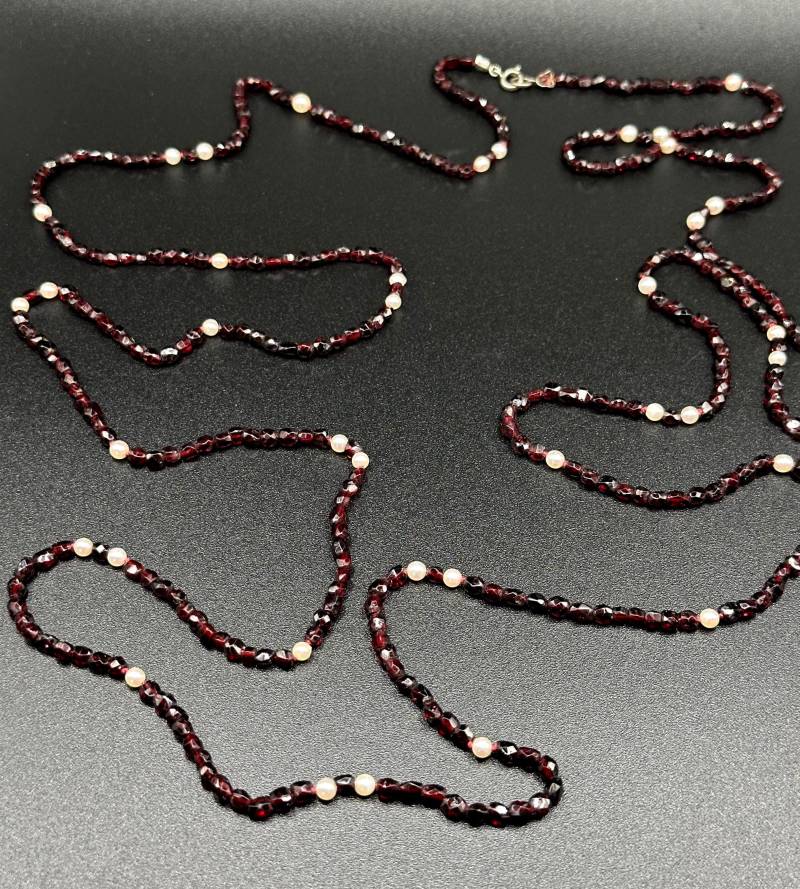 Flapper Girl Halskette Antike 1930S Echte Weiße Perlen & Granat Edelstein Kette Sterling Silber Lilien Blüten Verschluss, 148 cm Lang von VintageStarsParis