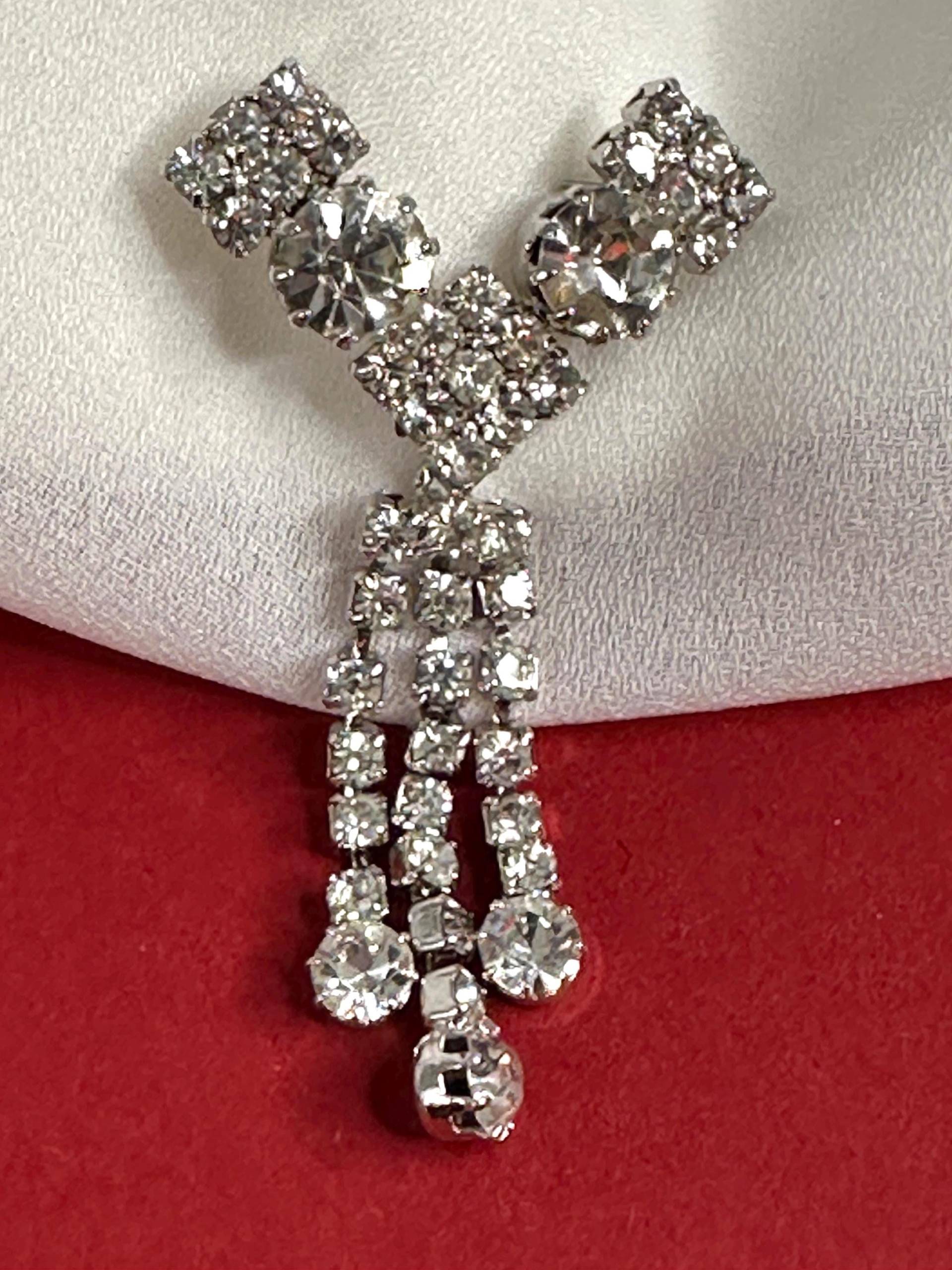 Funkelnde Strass Brosche Vintage Glamour Cocktail Party 1960S Mit Abhängenden von VintageStarsParis