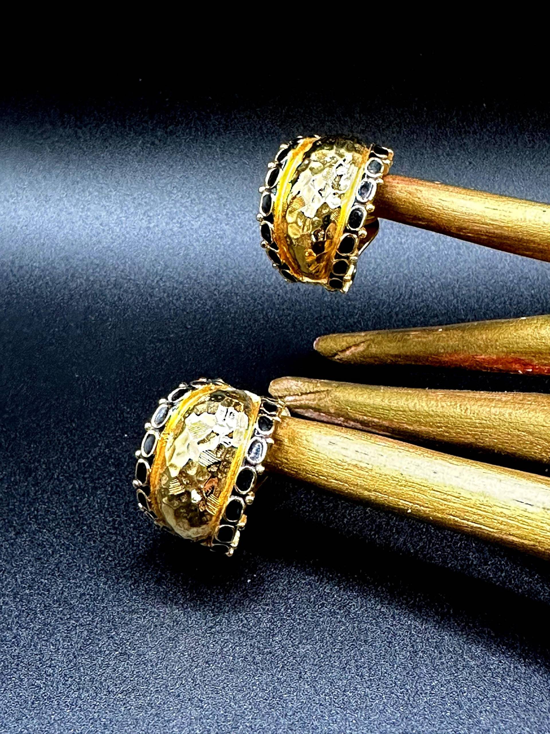 Gehämmerte Emaille Ohrclips Schwarz Emaillierte, Elegante, Hochwertige, Vergoldete Vintage 1980S Clip Ohrringe, Designer Signiert von VintageStarsParis