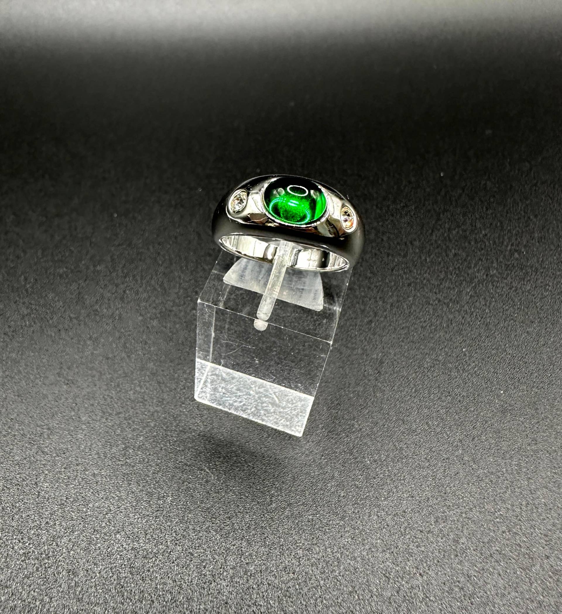 Glas Cabochon Ring Smaragd Grüne Glasperle Und Klare Strass Verzierter, Versilberter Vintage Ring, Zeitlos Schön & Perfekt Für Jeden Tag von VintageStarsParis