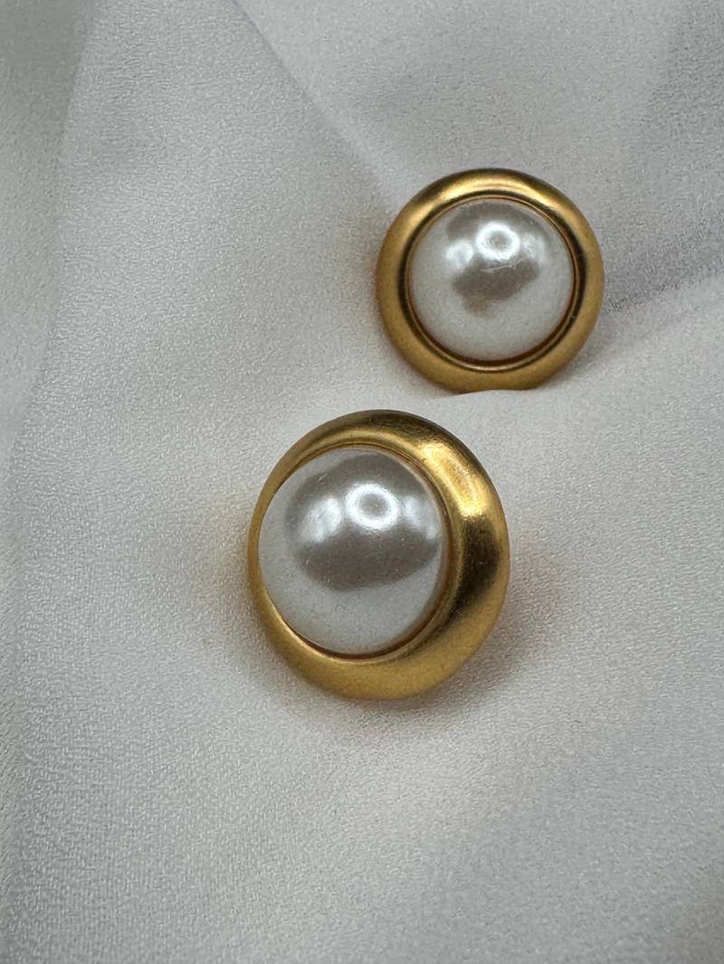 Glasperlen Couture Edel Matt Vergoldete Weiße Verzierte, Hochwertige Vintage Manschettenknöpfe von VintageStarsParis