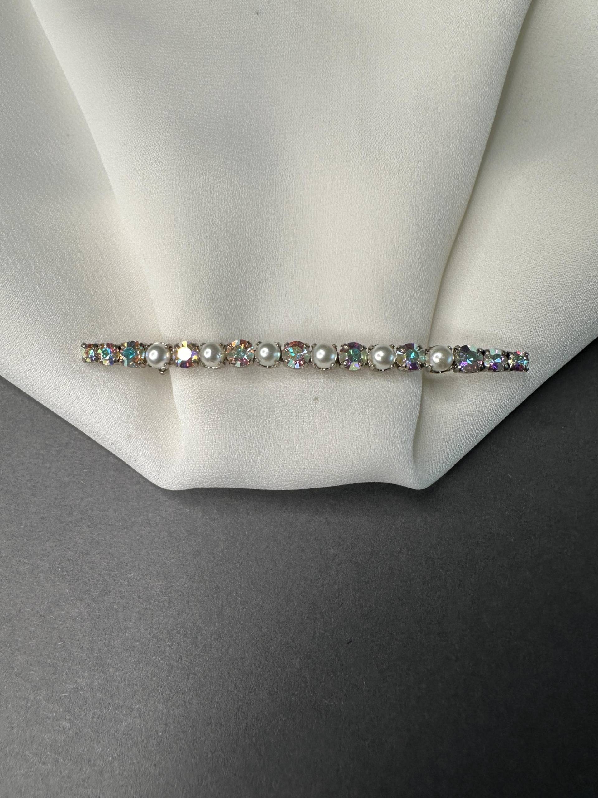 Glasperlen Strass Brosche Vintage 1950S Wunderschöne Aurora Borealis Und Weiße Glas Perlen Lange Bar von VintageStarsParis