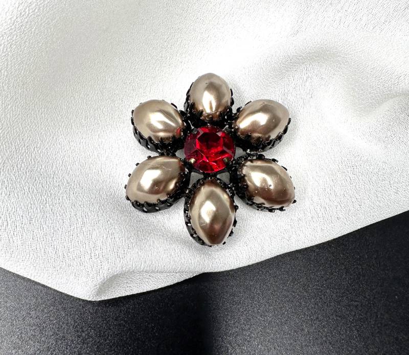 Glasperlen Strass Brosche Vintage 1950S Wunderschöne Rubin Rote Und Facettierte Glas Perlen Verzierte Schwarze Metall Glasperlen Strass Brosche Vintage 1950S Wunderschöne Rubin Rote Und Facettierte Glas Perlen Verzierte Schwarze Metall von VintageStarsParis