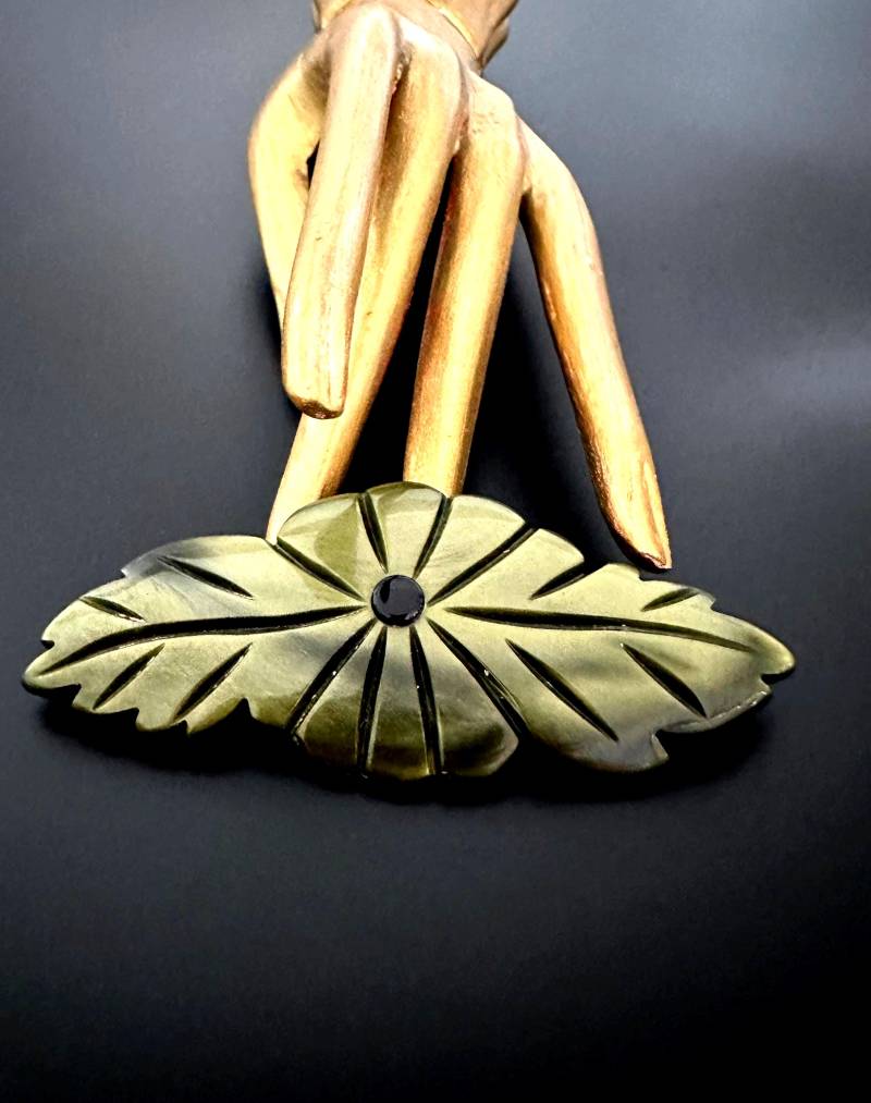 Große Bakelit Brosche Hand Geschnitzte Grüne Vintage 1960S Blätter Brosche, Sammlerstück von VintageStarsParis