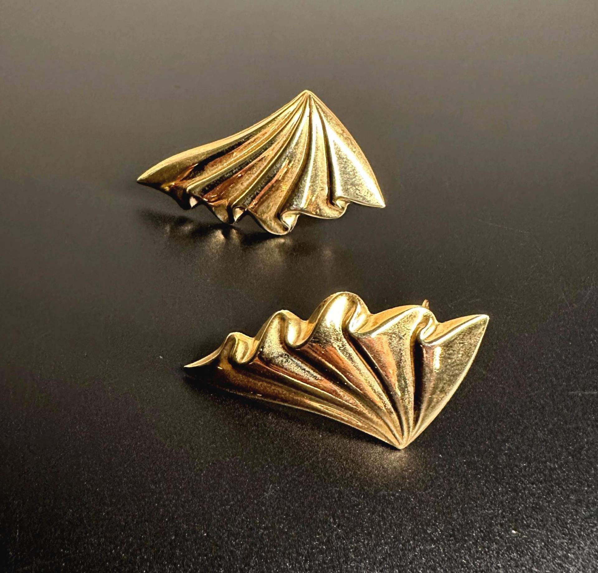 Grosse Gewellte Ohrclips, Oversize Übergröße, Goldene Vintage 1980S Clip Ohrringe Aus Leichtmetall Extravagant Und Elegant von VintageStarsParis