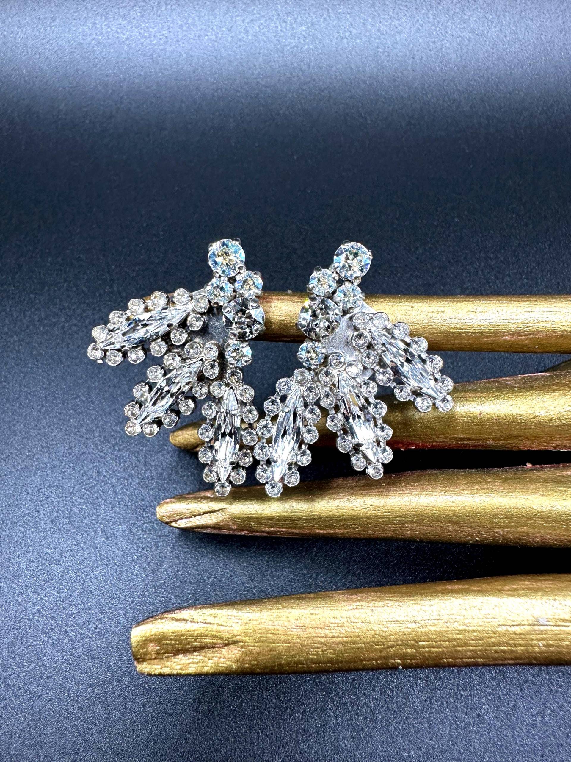 Große Strass Ohrclips Vintage 1960S Klare Steine Verzierte, Elegante Zeitlos Schöne Fächer Design Cocktail Party Clip Ohrringe 4x3 cm von VintageStarsParis