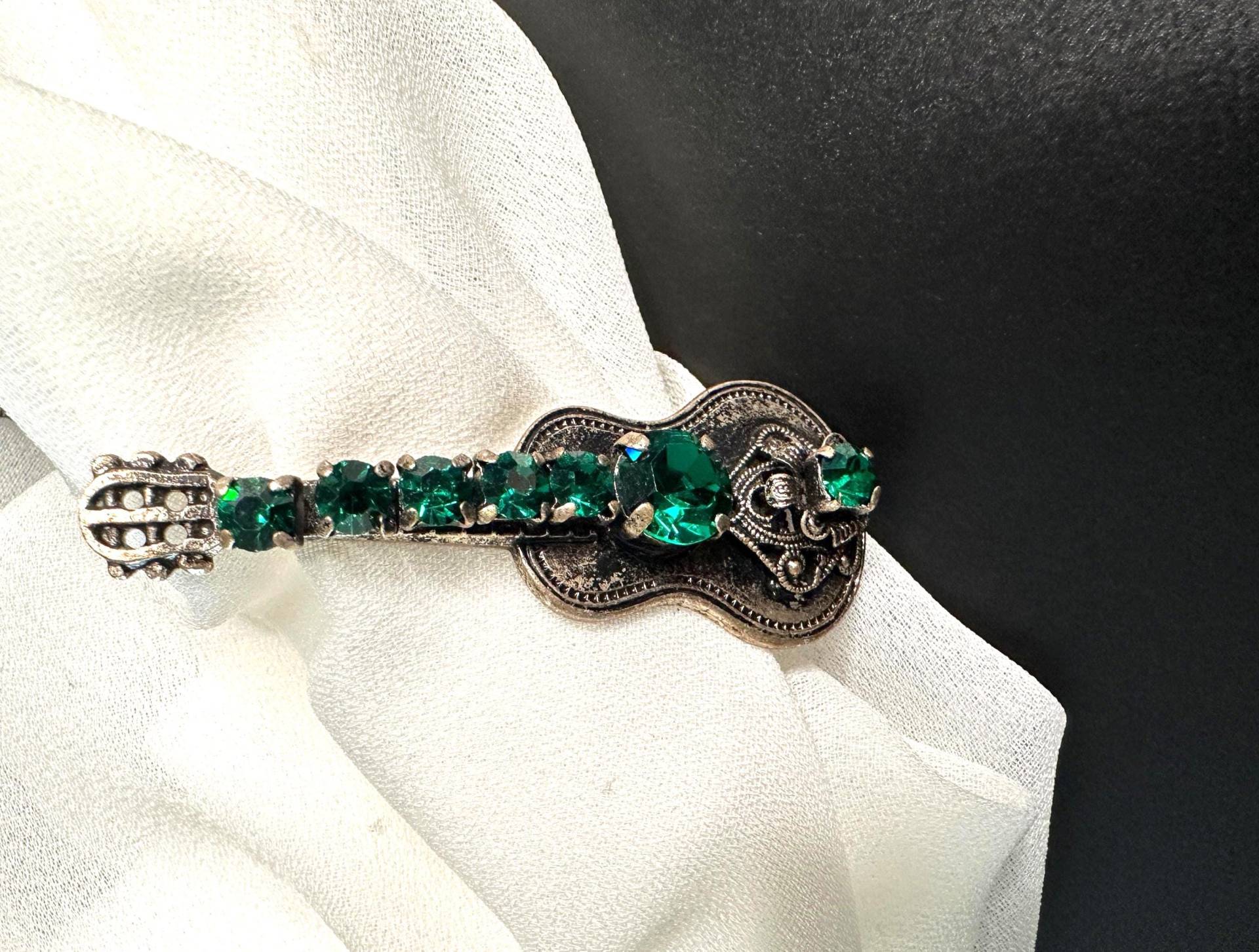 Grüne Strass Brosche Seltene Vintage 1960S Mit Smaragd Grünen Steinen Verzierte Gitarre von VintageStarsParis