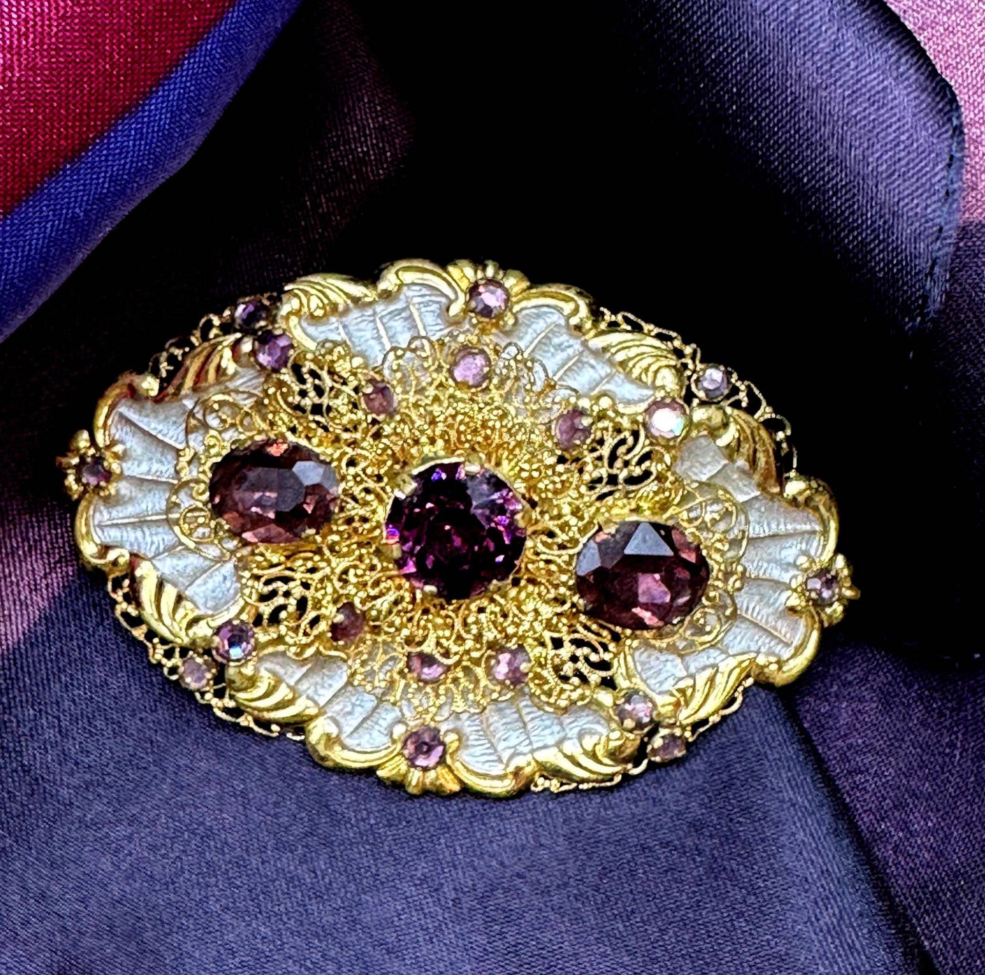 Guilloche Emaille Brosche Antik 1930S Metall Wie Aus Feiner Spitze, C Clasp Antiker Verschluss Lila Kristall Strass Verzierte Schönheit von VintageStarsParis