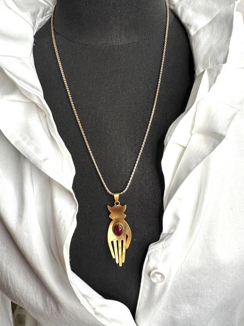 Hand Anhänger Halskette Vintage 1960S Edel Matt Vergoldeter, Stein Verzierter Mit Vergoldeter 1980Er Kette, Besonders Schön, Rar von VintageStarsParis
