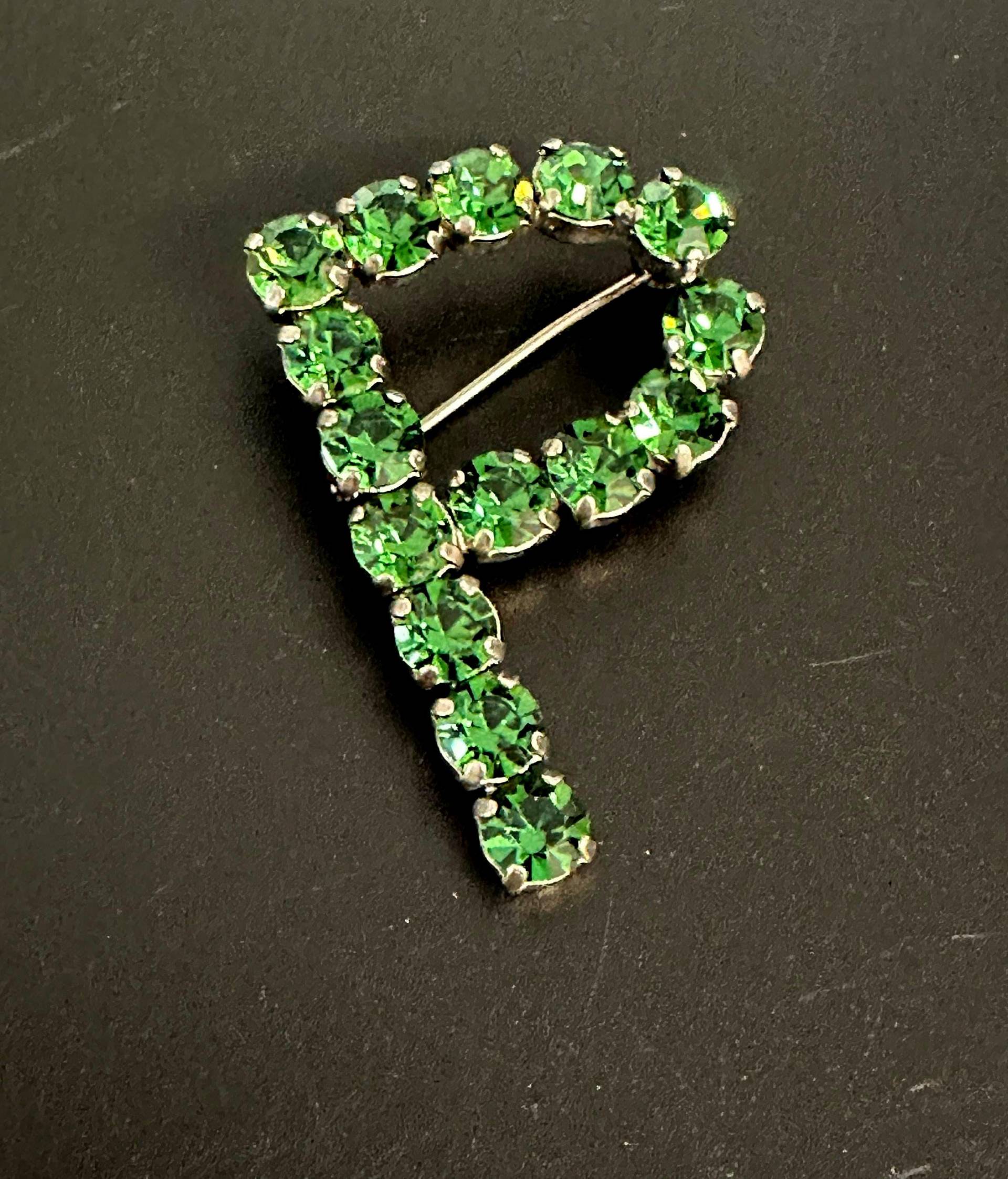 Initial P Brosche Grüne Vintage Strass Brosche, 4.5 cm Hoch Smaragdgrüner Buchstabe von VintageStarsParis