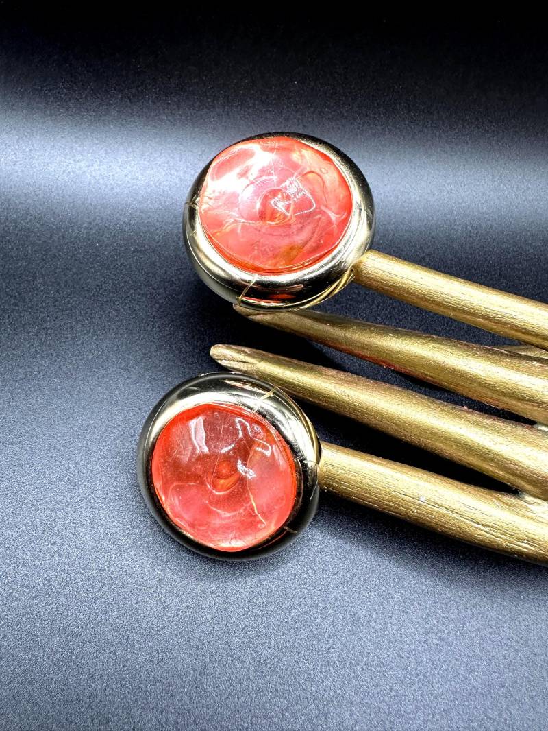 Jacky De G Ohrclips Made in France Signierte 4.5 cm Ø Grandiose Vintage 1980S Couture Clip Ohrringe, Lachs Farbe Thermoset von VintageStarsParis