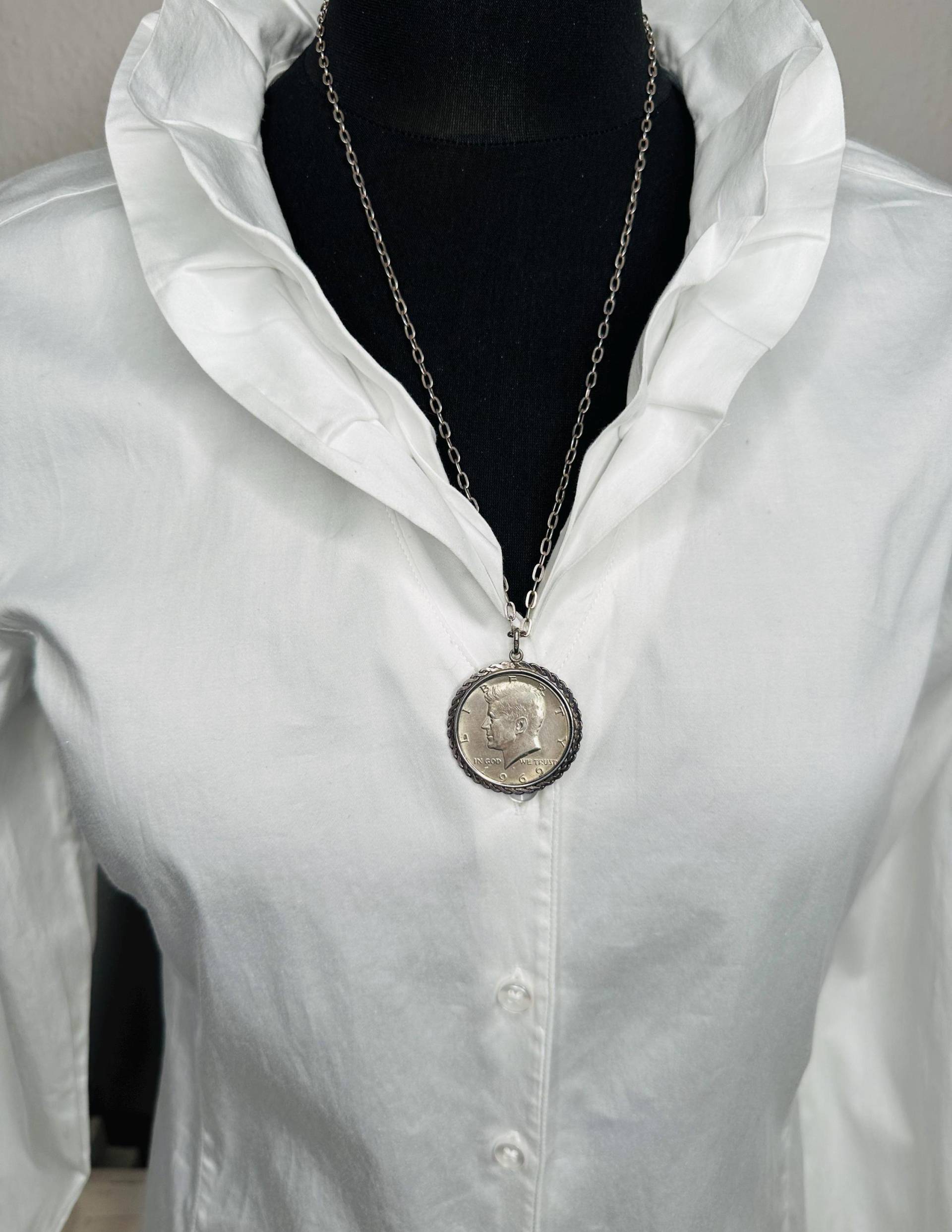 Jfk Anhänger Halskette Münzen John F. Kennedy Half Dollar Aus Echt 835Er Silber Vintage 1960S Anhängerkette, Silberschmiede Kunst von VintageStarsParis