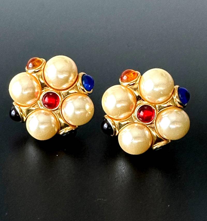 Kjl Glasperlen Ohrclips Designer Kenneth Jay Lane Glas Cabochon Und Weiße Perlen Aus Verzierte, Einzigartig Schöne Clip Ohrringe Kjl Glasperlen Ohrclips Designer Kenneth Jay Lane Glas Cabochon Und Weiße Perlen Aus Verzierte, Einzigartig Schöne Clip Ohrringe von VintageStarsParis