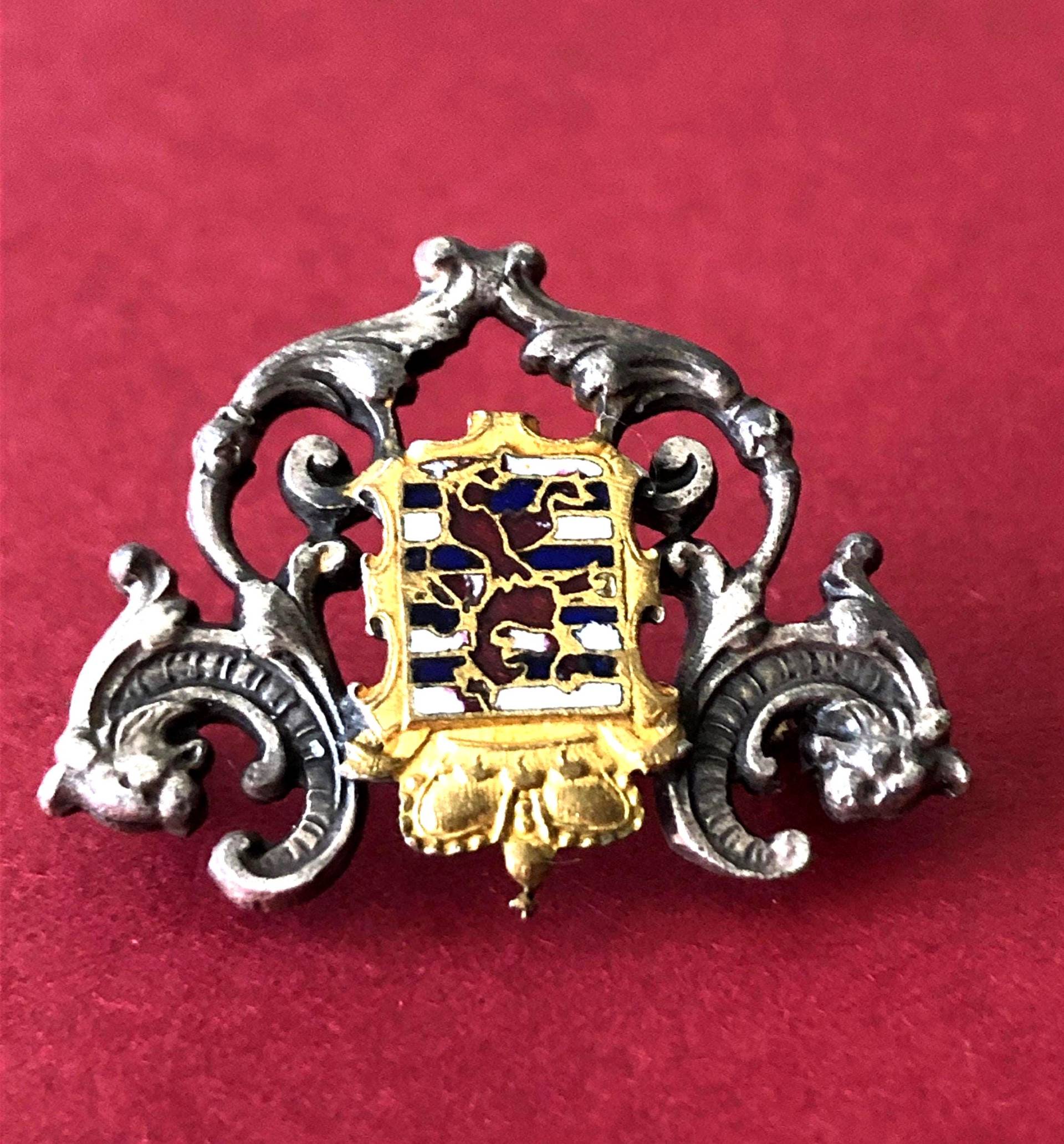 Kleine Antik Brosche Mit Löwen Und Einer Krone Verzierte Antike C Verschluss von VintageStarsParis