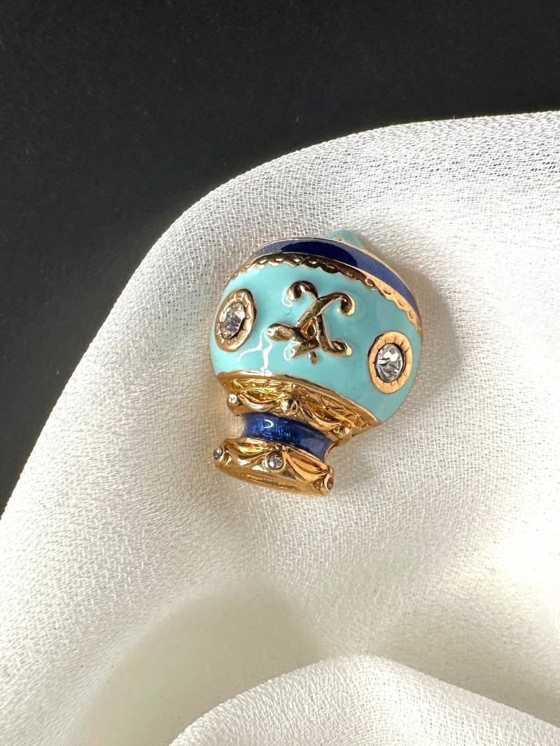 Krawattennadel Brosche Pin Wunderschön Türkis Dunkelblau Emaillierte Weihnachtskugel Weihnachten Tiepin Anstecker Hochwertige Kragen von VintageStarsParis