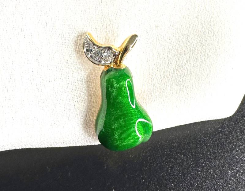 Krawattennadel Birnen Brosche Pin Wunderschöne Grün Emaillierte Strass Verzierte Birne Tiepin, Hochwertige Kragen von VintageStarsParis