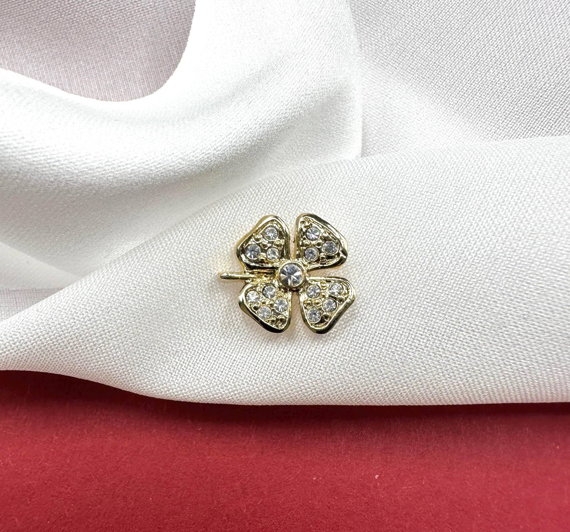 Krawattennadel Kleeblatt Brosche Vergoldete Strass Steine Verzierte Vintage Vierblättrige Glücksbringer Tiepin Kragen von VintageStarsParis