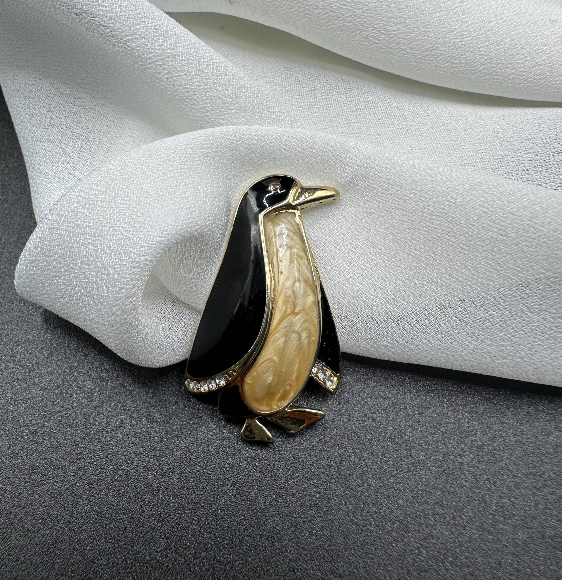 Krawattennadel Pinguin Brosche Wunderschöne Schwarz Beige Emaillierte Und Klare Strass Steine Verzierte Tiepin Anstecker Kragen von VintageStarsParis