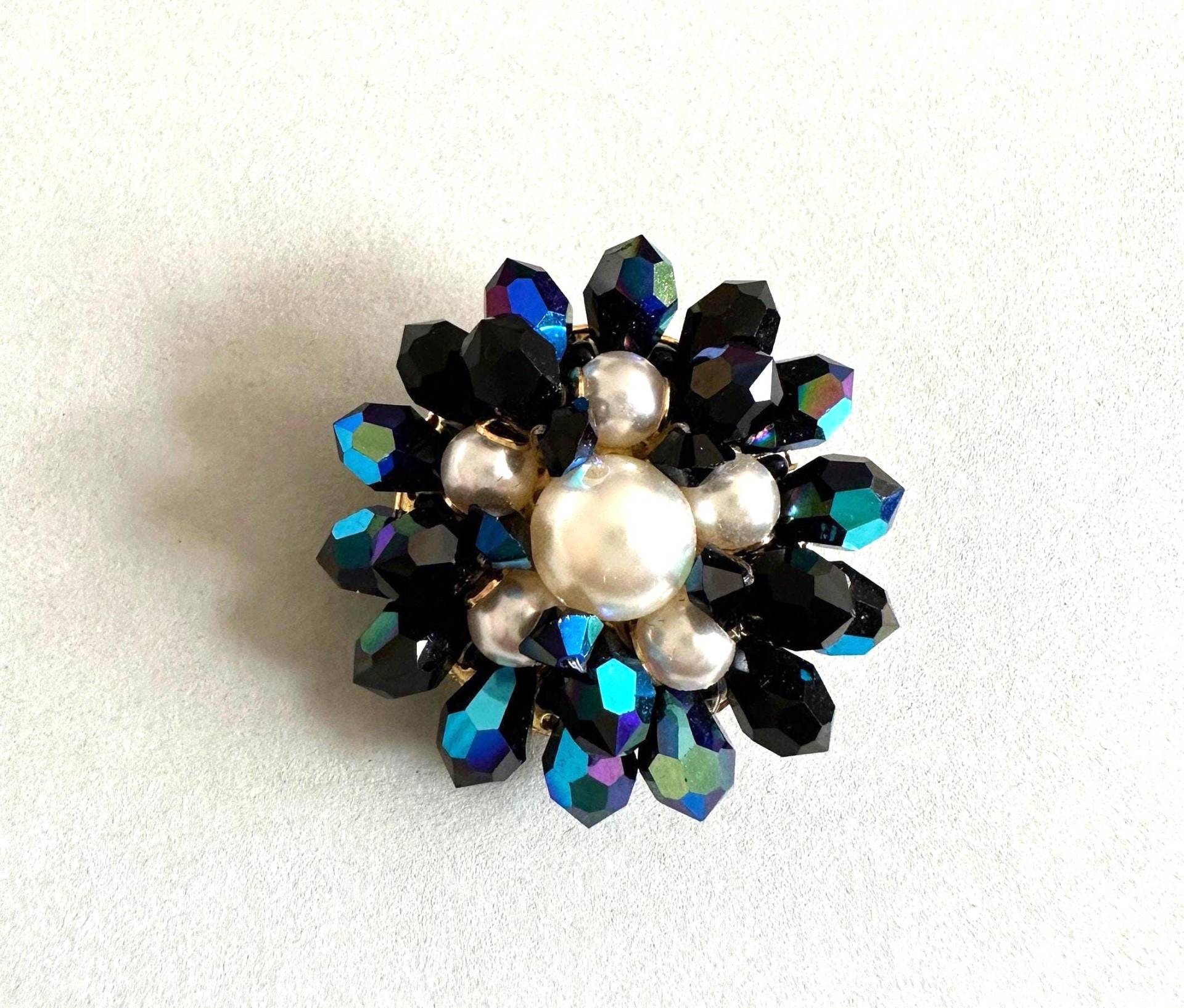 Kristall Perlen Brosche Aurora Borealis Kristalle Und Weiße Faux Verzierte, Glitzernde Vintage 50S - 1960S Brosche, 4 cm Ø von VintageStarsParis