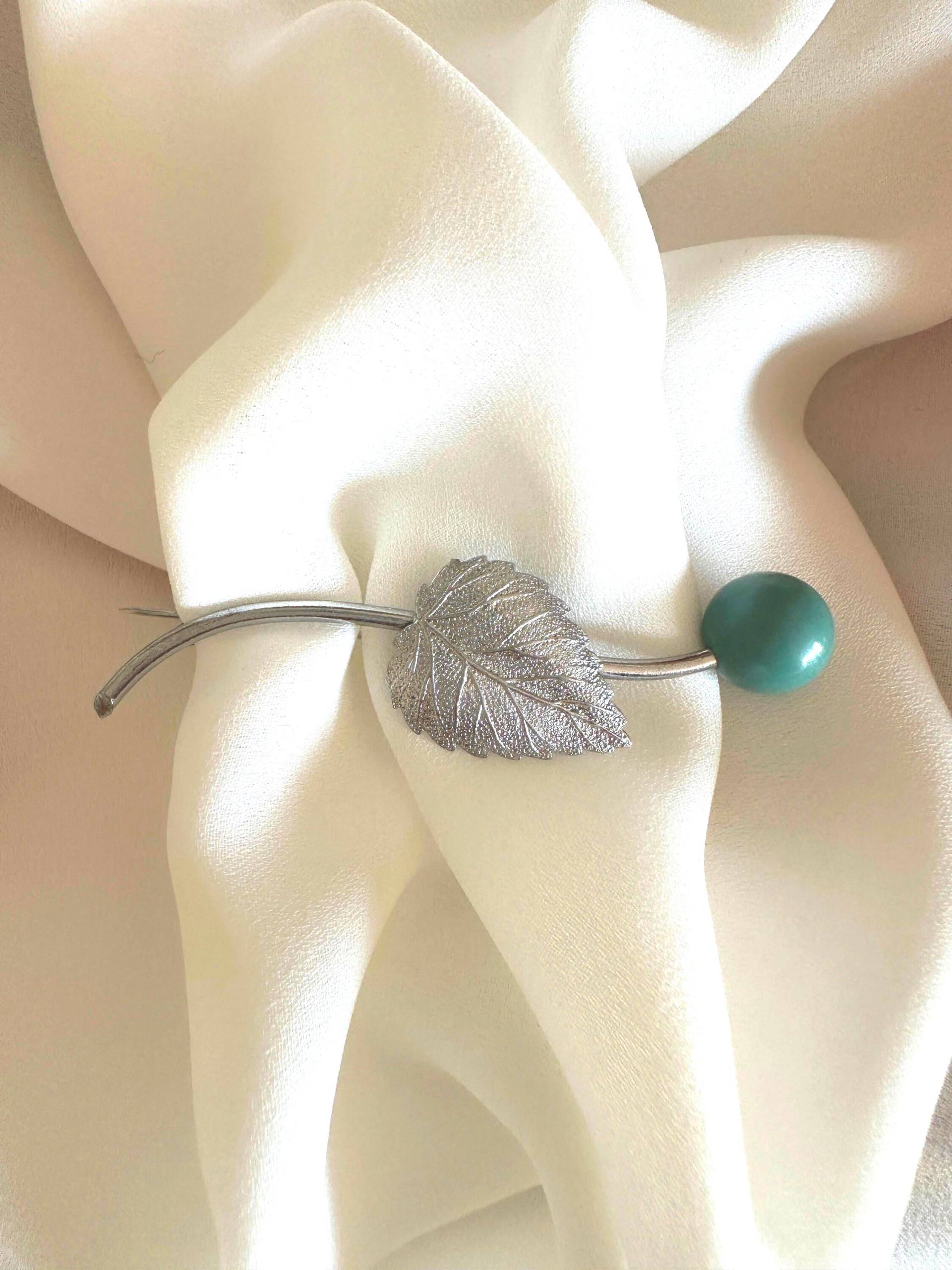 Lange Leichtmetall Brosche Vintage 1970S Dunkeltürkis Farbe Lucite Perle Verzierte, Versilberte Brosche, 8 cm Lang von VintageStarsParis