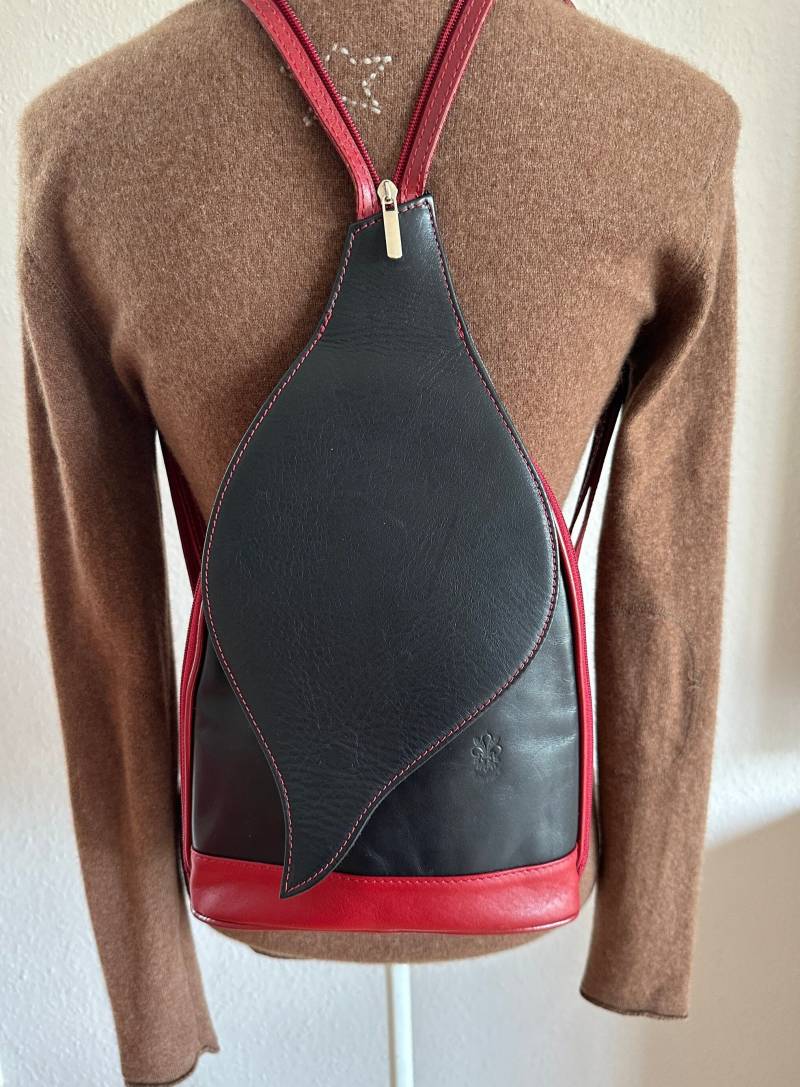 Leder Rucksack Umhängetasche Made in Italy Schwarz Und Lippenstift Rot Backpack Schultertasche von VintageStarsParis