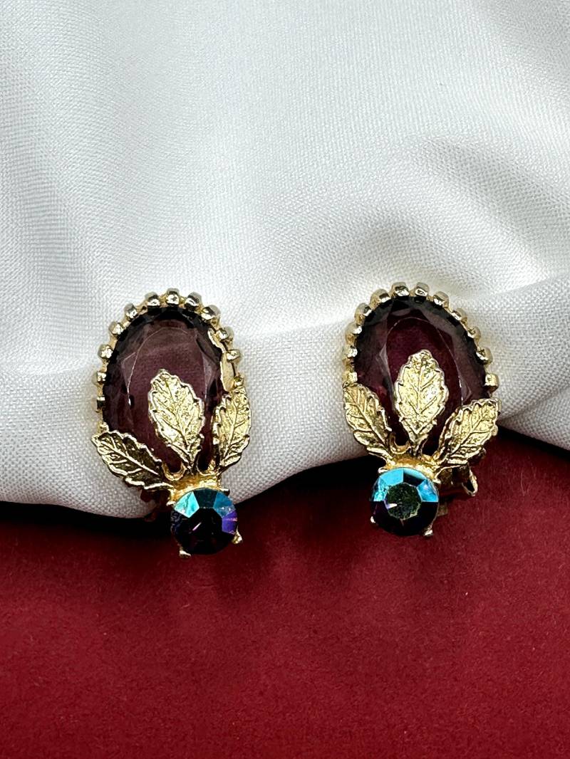 Lila Kristall Ohrclips Wundervolle Original Vintage 1960S Clip Ohrringe Mit Goldenen Blätter Design Und Aurora Borealis Strass von VintageStarsParis