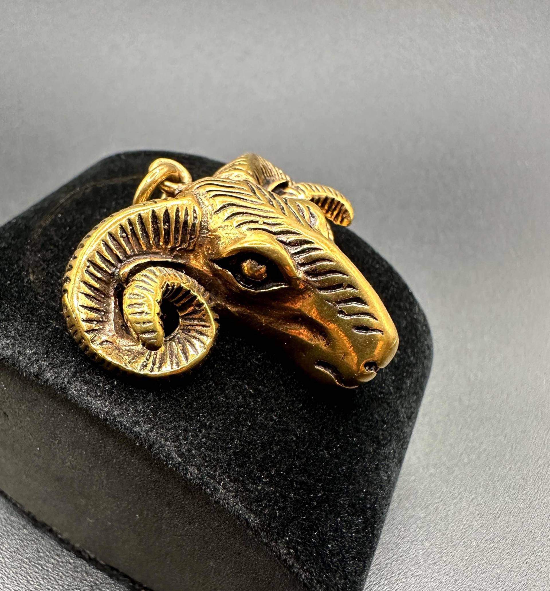 Massiver Widder Anhänger Vintage Silberschmiede Handwerk Widderkopf Aus Messing in Bester Qualität, Hochwertige Handarbeit von VintageStarsParis