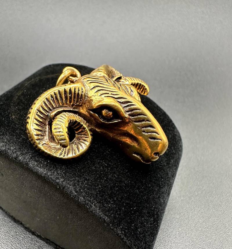 Massiver Widder Anhänger Vintage Silberschmiede Handwerk Widderkopf Aus Messing in Bester Qualität, Hochwertige Handarbeit von VintageStarsParis