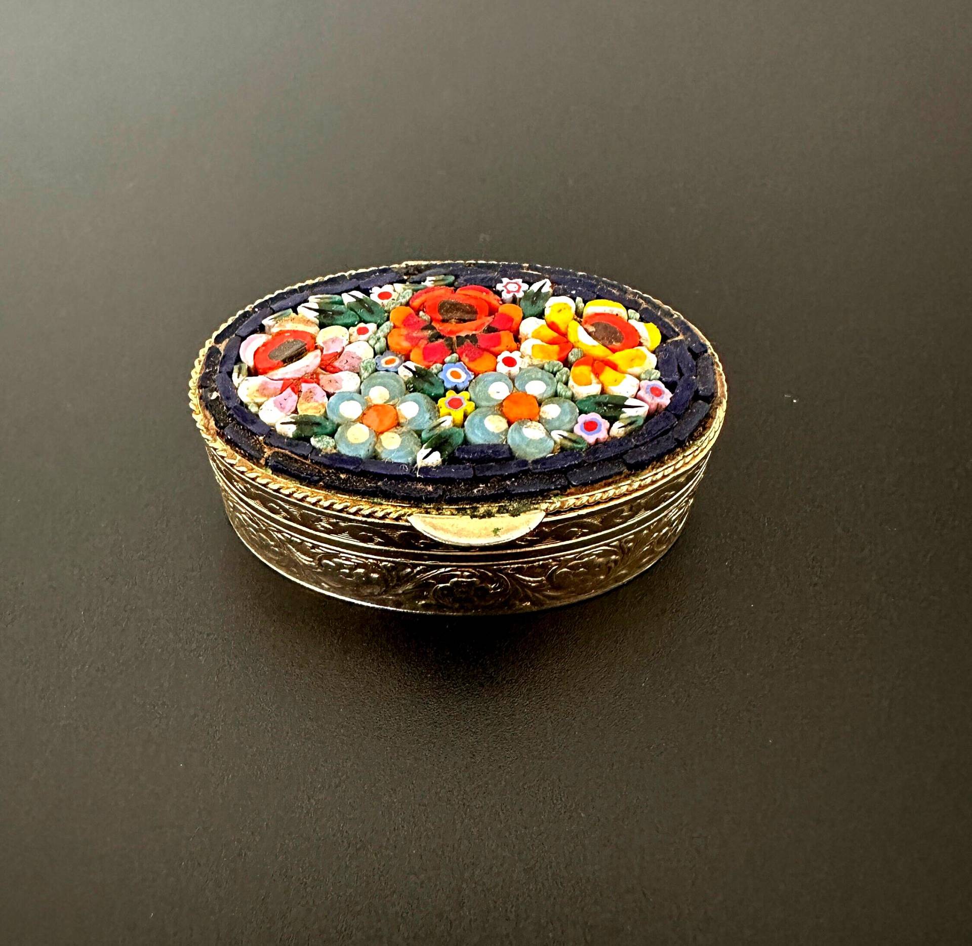 Mikro Mosaik Mohnblumen Pillendose Vintage Ringbox Schatulle 1950S - 1960S Florale Schmuckschatulle Aus Damaliger Handarbeit von VintageStarsParis