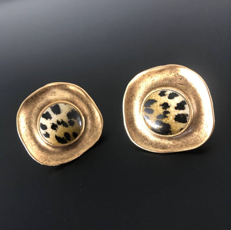 Norma Jean Ohrclips Signierte Tiger Lucite Inlay Edel Matt Vergoldete Couture Clip Ohrringe, Eleganter Vintage Designer Ohrschmuck von VintageStarsParis