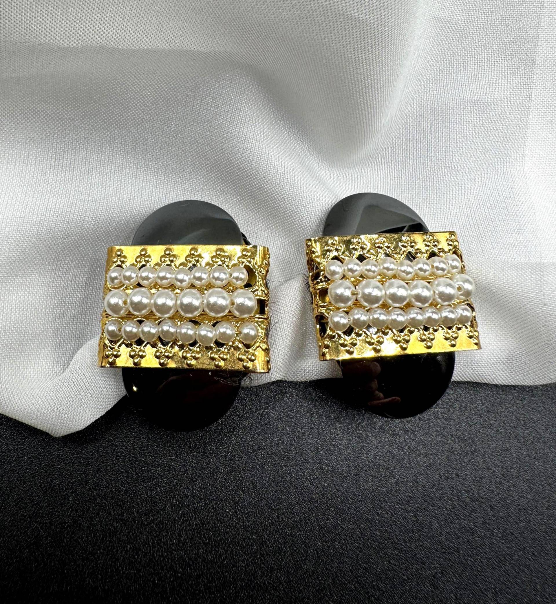 Perlen Hematite Ohrclips Vergoldete, Elegante, Große Vintage 1980S Mit Weißen Glasperlen Verzierte Clip Ohrringe von VintageStarsParis