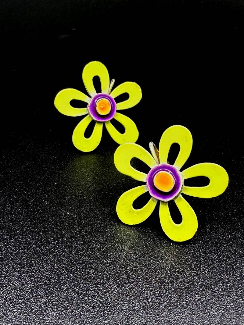 Pucci Era Ohrclips 3 cm Ø Lindgrün Lila Und Orange Emaillierte, Wundervolle Vintage 1970S Clip Ohrringe von VintageStarsParis