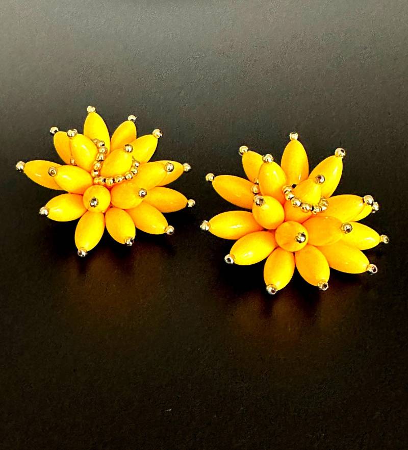 Pucci Era Ohrclips 5 cm Ø Große Sonnen Gelbe Lucite Perlen Cluster Clip Ohrringe, Fantastisch Schöne Oversize Blickfänger von VintageStarsParis