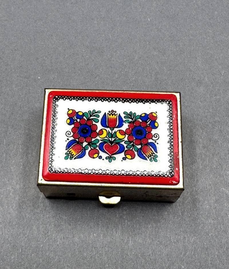 Retro Vintage Pillendose, Emaillierte Kleine Dose Mit Emaille Deckel 1970Er Jahre Schmuckbox Pillen Aus Metall von VintageStarsParis