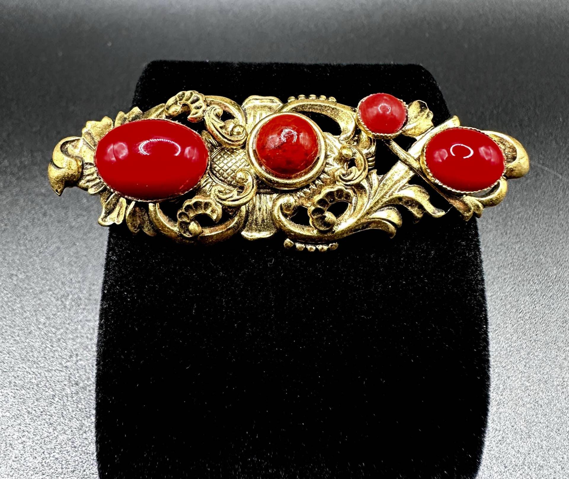 Rote Glasperlen Brosche Vintage 1940S - 1950S Schmuckstück 6.2 cm Langer, Bezaubernd Schöner "Oldie" Blickfänger Mit Charm von VintageStarsParis