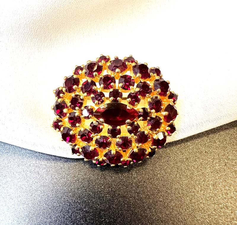 Rote Strass Brosche Einzigartig Schöne Dunkelrote Vintage Mid Century Brosche, Auffallend Schön Schmückend von VintageStarsParis