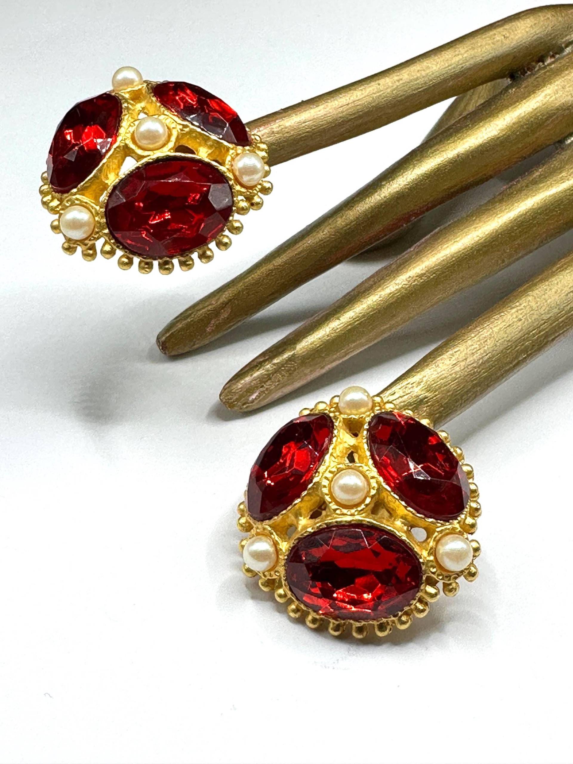 Rubin Rote Ohrclips Matt Vergoldete Kristall Und Weiße Faux Perlen Verzierte, Hochwertige Vintage 1980S Clip Ohrringe, 3.8 cm Ø von VintageStarsParis