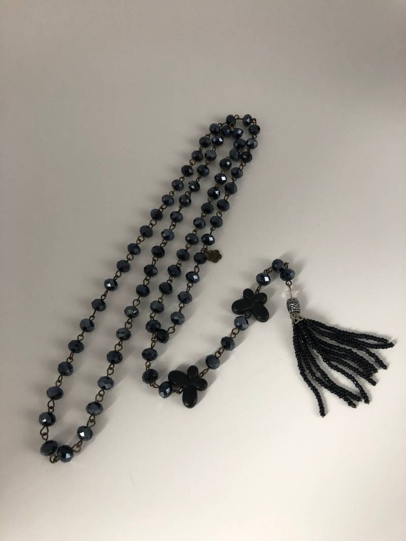 Schwarze Glasperlen Halskette Flapper Girl Länge Kristall Und Schmetterlinge Verzierte Collier Kette von VintageStarsParis
