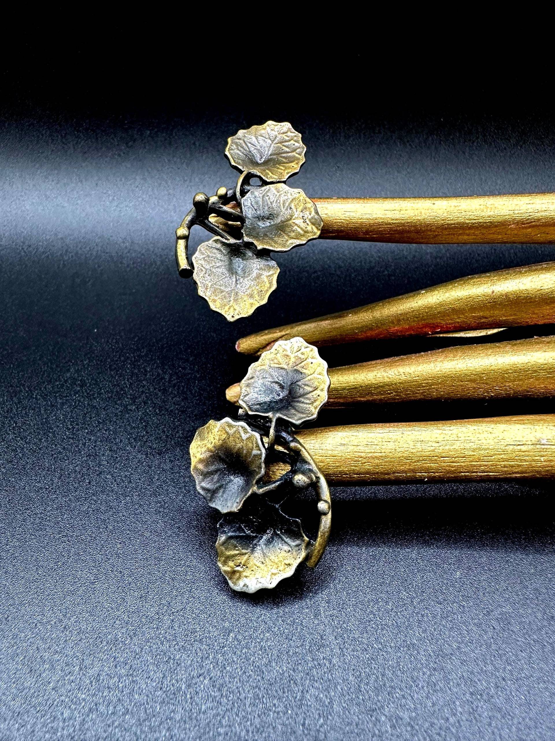 Seerosen Blätterranke Ohrclips Modernist Era Clip Ohrringe, Künstler Handarbeit in Bronze Selten Schön Schmückend, Vintage 1960S Rarität von VintageStarsParis