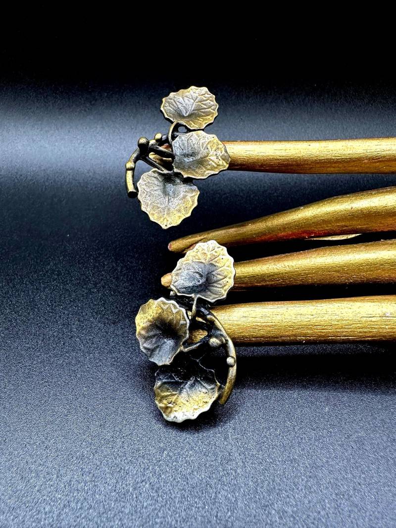 Seerosen Blätterranke Ohrclips Modernist Era Clip Ohrringe, Künstler Handarbeit in Bronze Selten Schön Schmückend, Vintage 1960S Rarität von VintageStarsParis