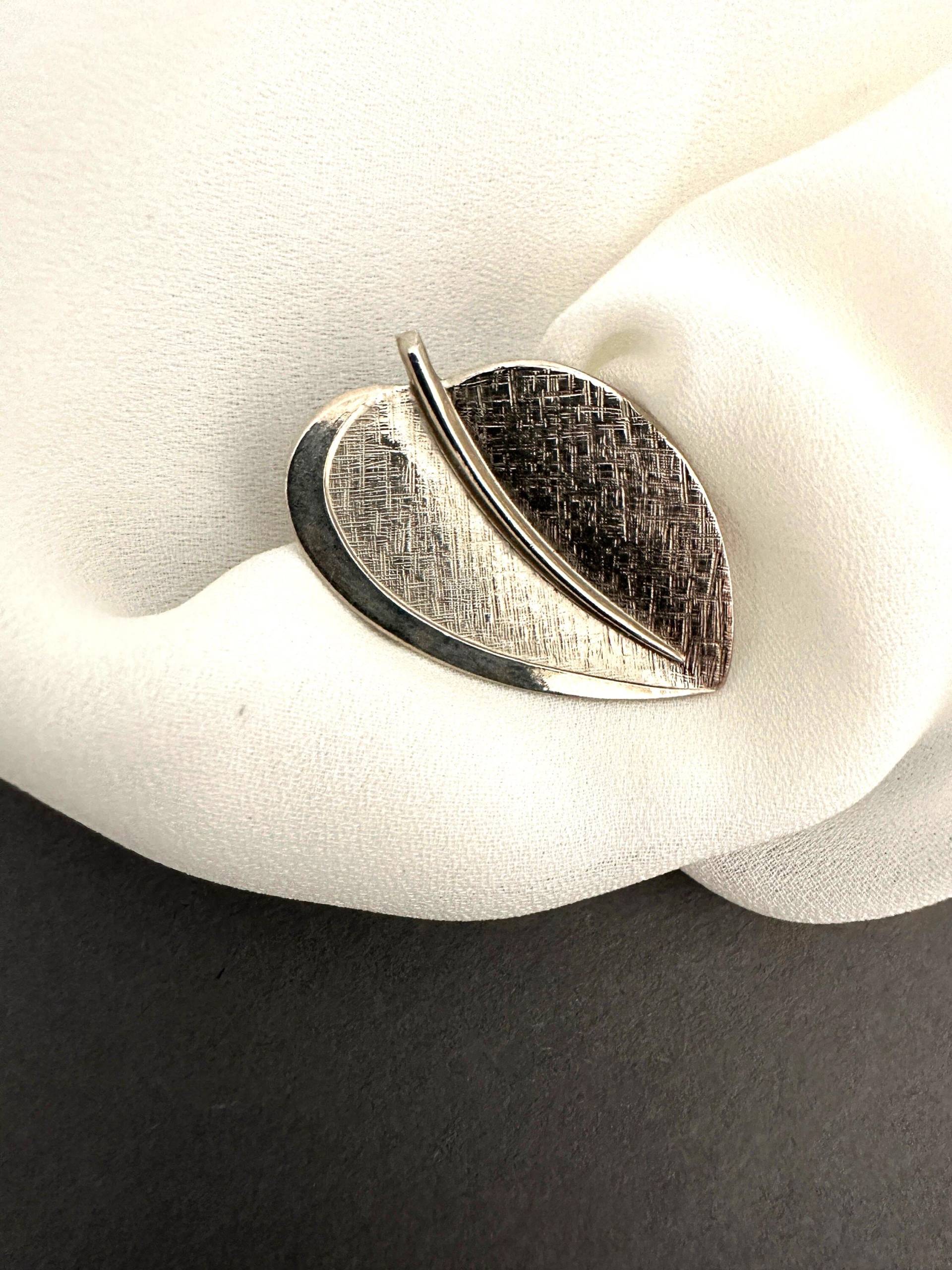 Seidentuch Clip Kleiderclip Wunderschöne Versilberte Vintage Brosche, Gewelltes Blatt Design Tuchhalter, Sehr Gute Qualität von VintageStarsParis