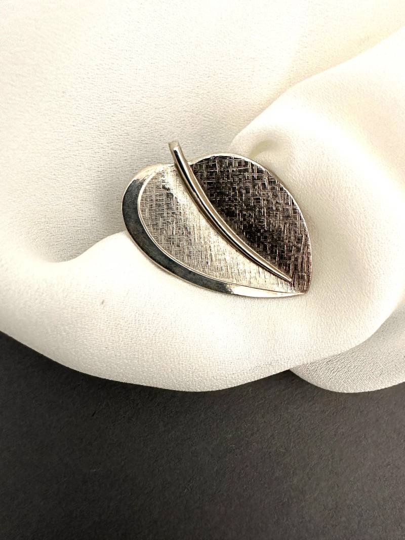 Seidentuch Clip Kleiderclip Wunderschöne Versilberte Vintage Brosche, Gewelltes Blatt Design Tuchhalter, Sehr Gute Qualität von VintageStarsParis