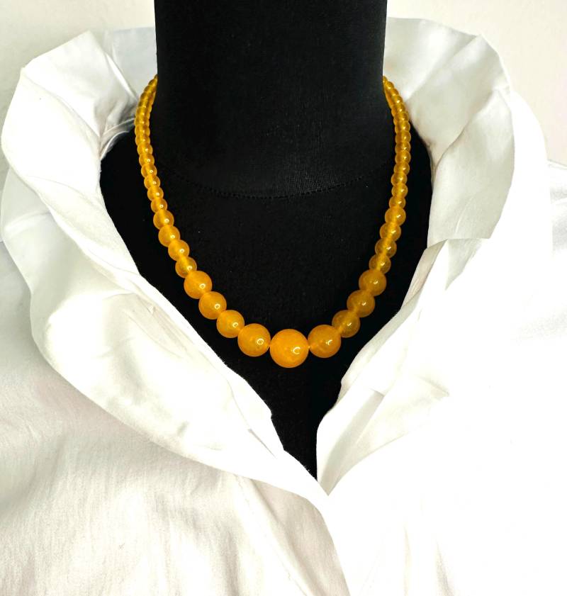 Senf Gelbe Glasperlen Halskette Seltene, Wunderschöne Art Deco Design Vintage Perlenkette Wunderschönen Glasperlen, 48 cm Lang, Selten von VintageStarsParis